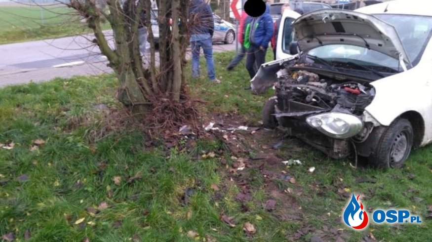 Pożarowo – samochód uderzył w drzewo OSP Ochotnicza Straż Pożarna