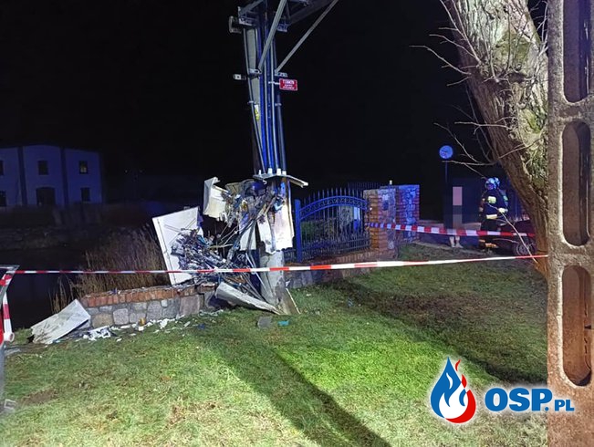 Uderzył w transformator, staranował ogrodzenie. Dwie osoby ranne po wypadku w Bąkowie. OSP Ochotnicza Straż Pożarna