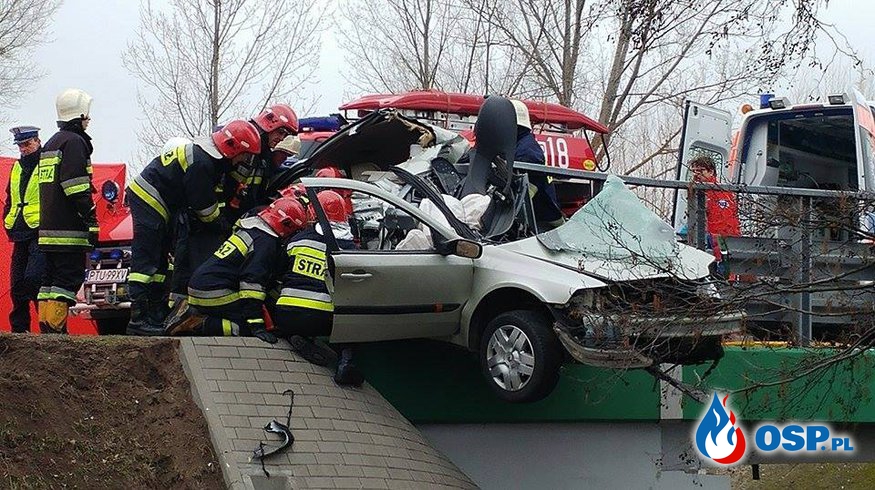 Trudna akcja w Przykonie. Samochód przebił barierę i zawisnął na moście. OSP Ochotnicza Straż Pożarna