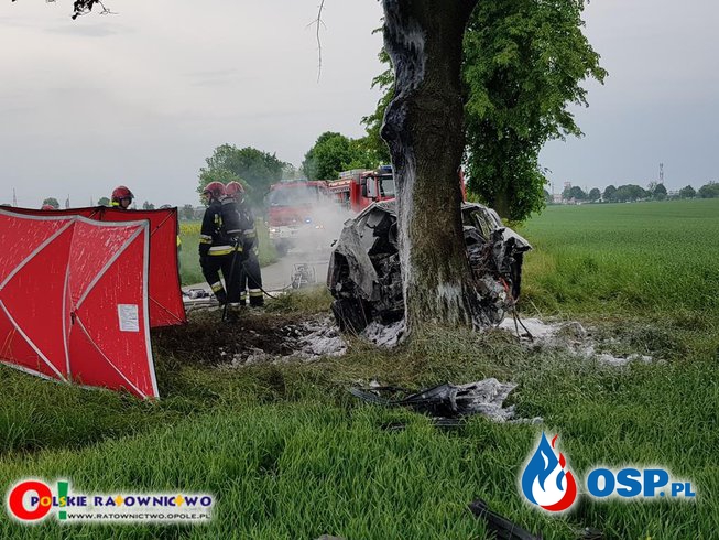 Kierowca toyoty spłonął zakleszczony w samochodzie po uderzeniu w drzewo. OSP Ochotnicza Straż Pożarna