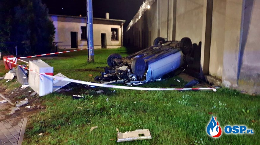 Pijany kierowca dachował, auto uderzyło w mur więzienia. 17-latka w szpitalu. OSP Ochotnicza Straż Pożarna