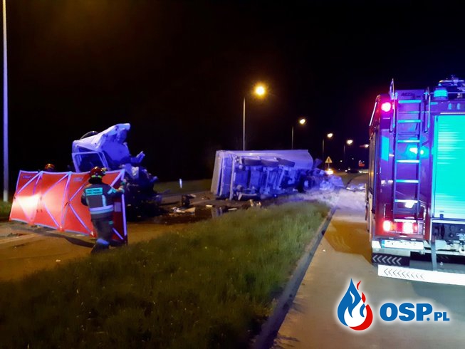 Czołowe zderzenie ciężarówek w Końskich. Jeden kierowca nie żyje, drugi jest ciężko ranny. OSP Ochotnicza Straż Pożarna