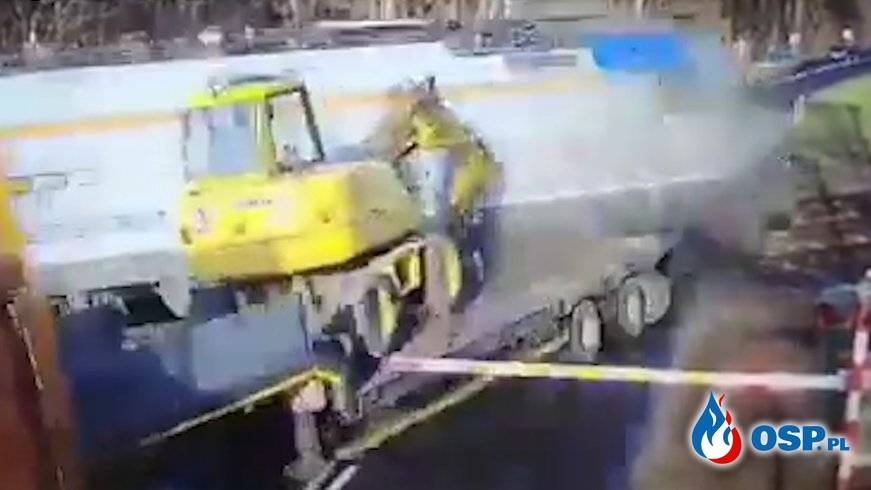 Zobacz moment zderzenia pociągu z ciężarówką! Jest nagranie z monitoringu. OSP Ochotnicza Straż Pożarna