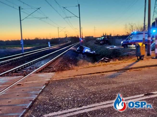 Wjechała na przejazd kolejowy, gdy zamykały się szlabany. Tragiczny wypadek w Legnicy. OSP Ochotnicza Straż Pożarna