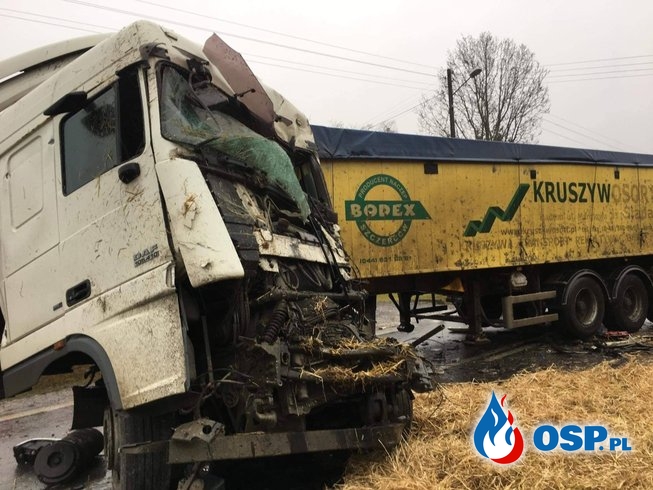 Czołowe zderzenie ciężarówek pod Opatowem. Jedna z nich przewróciła się na bok. OSP Ochotnicza Straż Pożarna