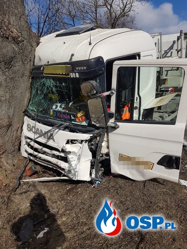 Tragiczny finał zderzenia ciężarówki z osobówką. Nie żyje 36-letni kierowca. OSP Ochotnicza Straż Pożarna