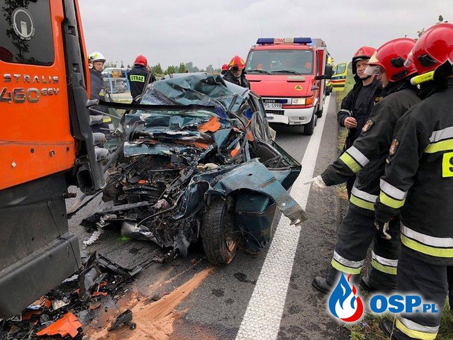 Czołowe zderzenie z ciężarówką. Kierowca opla zginął zmiażdżony w samochodzie! OSP Ochotnicza Straż Pożarna