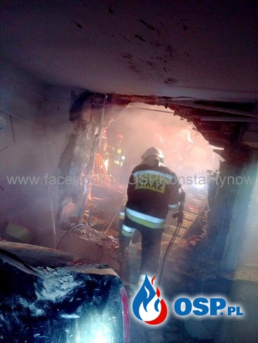 Auto przebiło mur budynku. Strażacy uwalniali kobietę zakleszczoną w pojeździe. OSP Ochotnicza Straż Pożarna