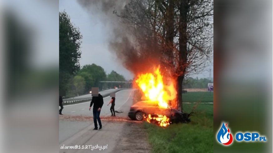 Auto zapaliło się po zderzeniu z drzewem. Nie żyje 29-letnia kobieta. OSP Ochotnicza Straż Pożarna