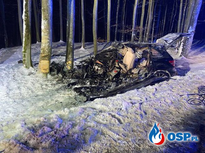 26-latek zginął w wypadku pod Wejherowem. Auto roztrzaskało się na drzewie. OSP Ochotnicza Straż Pożarna