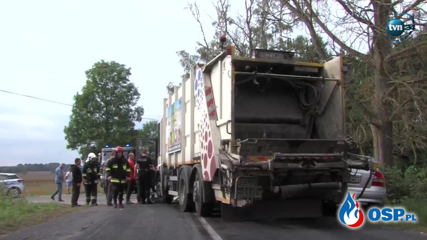 Śmieciarka zderzyła się z tirem pod Chojnicami.  OSP Ochotnicza Straż Pożarna