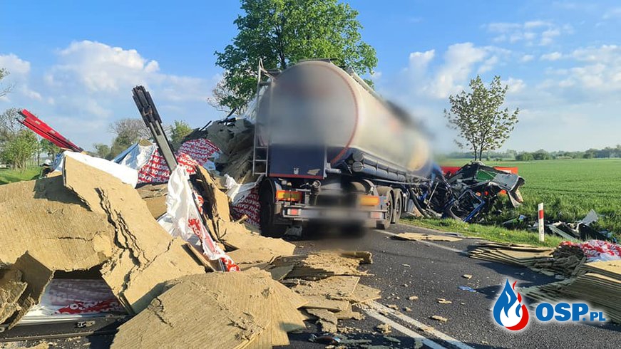W ciężarówce pękła opona, doszło do tragicznego wypadku. Nie żyje 45-letni kierowca. OSP Ochotnicza Straż Pożarna