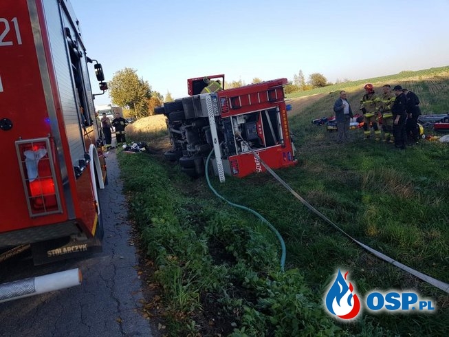 Wypadek strażaków w drodze do pożaru. Wóz przewrócił się na bok. OSP Ochotnicza Straż Pożarna