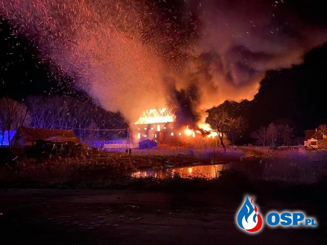 Pożar zabytkowego młyna. Obiekt doszczętnie spłonął, zawalił się dach. OSP Ochotnicza Straż Pożarna
