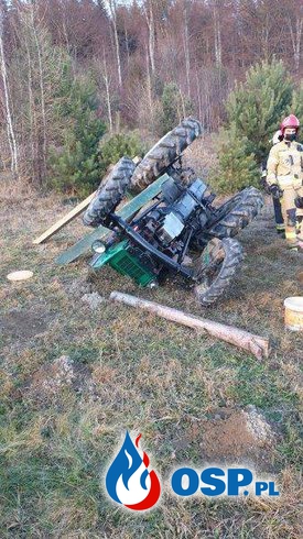 Traktor przewrócił się na polnej drodze, zginął kierowca OSP Ochotnicza Straż Pożarna