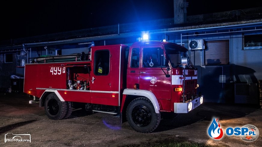 Pożar hali produkcyjnej w Wielkopolsce. W akcji 6 zastępów strażaków. OSP Ochotnicza Straż Pożarna