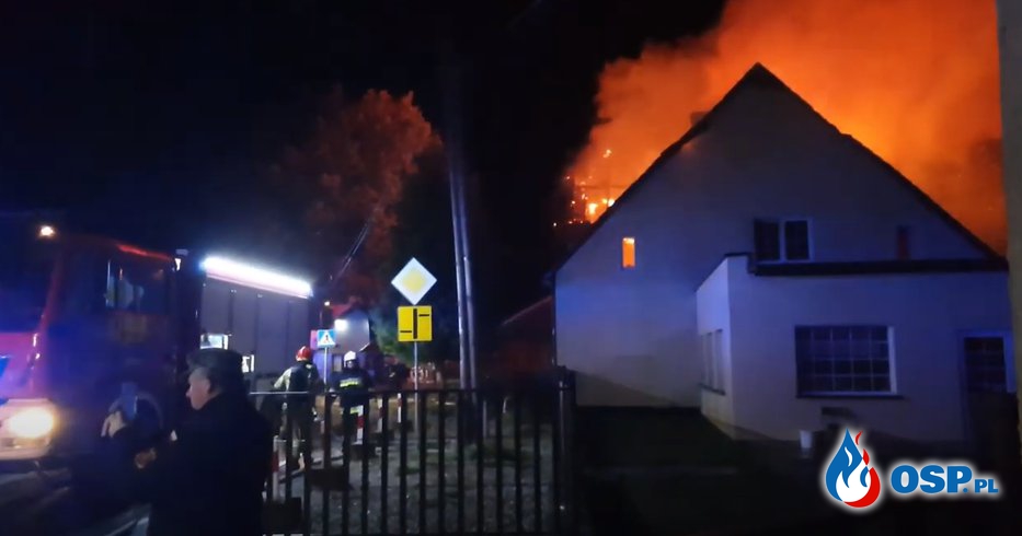 13 zastępów strażaków gasiło pożar w Solarni. W ogniu stanął dom i salon meblowy. OSP Ochotnicza Straż Pożarna
