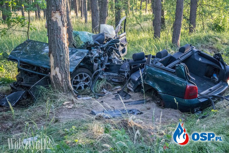 Dwie osoby uwięzione w roztrzaskanym samochodzie na drodze Kębłowo - Strady OSP Ochotnicza Straż Pożarna