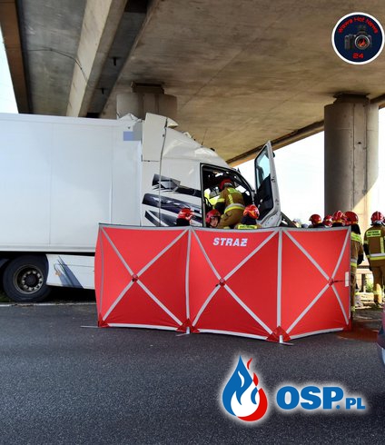 29-letni kierowca nie żyje. Ciężarówka wbiła się w wiadukt na S8. OSP Ochotnicza Straż Pożarna