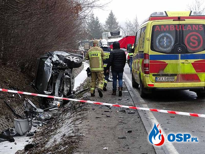 Czołowe zderzenie volkswagena i volvo. Dwie młode osoby zginęły na miejscu. OSP Ochotnicza Straż Pożarna