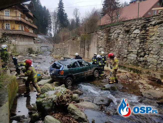 Auto wpadło do rzeki w Międzygórzu. Kierowca i pasażerowie uciekli z miejsca zdarzenia. OSP Ochotnicza Straż Pożarna