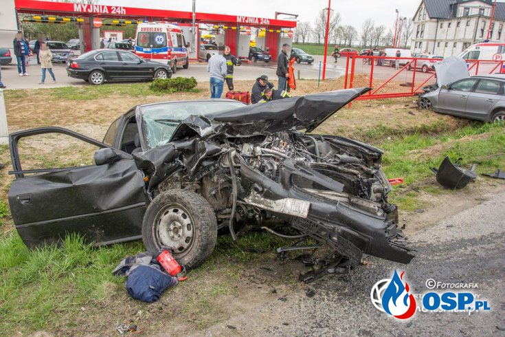 Wypadek dwóch samochodów w Oleśnicy. W akcji śmigłowiec LPR. OSP Ochotnicza Straż Pożarna