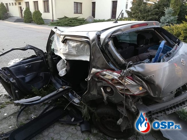 Samochód wzbił się w powietrze na rondzie i skosił drzewo kilka metrów nad ziemią! OSP Ochotnicza Straż Pożarna