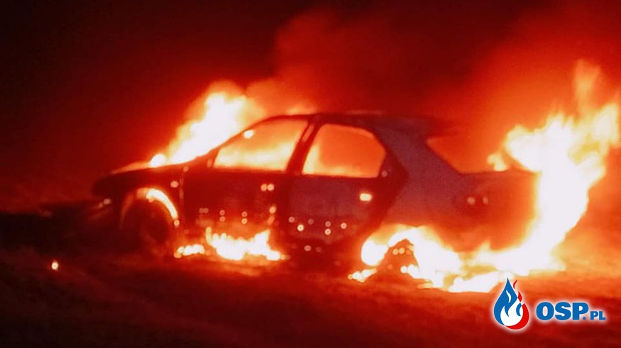 Auto doszczętnie spłonęło. Nocny pożar w Goleniowie. OSP Ochotnicza Straż Pożarna