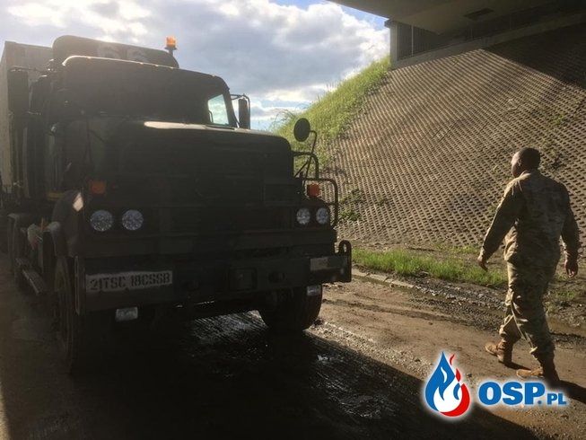Amerykańscy żołnierze utknęli na osiedlowej drodze. Pomogli im strażacy. OSP Ochotnicza Straż Pożarna