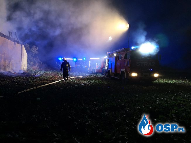 Pożar budynku gospodarczego w którym znajdowało się około 100 balotów siana OSP Ochotnicza Straż Pożarna