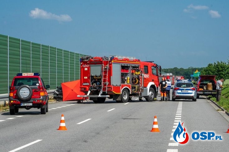 Tragiczny wypadek na obwodnicy Grodkowa. Auto zderzyło się z ciężarówką. OSP Ochotnicza Straż Pożarna
