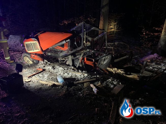 Pijany kierowca auta zderzył się z traktorem. Dwie osoby w szpitalu. OSP Ochotnicza Straż Pożarna