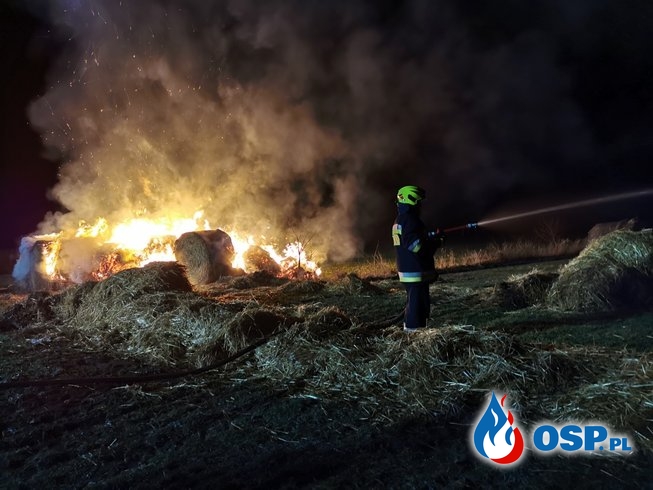 Pierwszy wyjazd OSP Wyrzeka w roku 2020. Pożar balotów w miejscowości Gaj. OSP Ochotnicza Straż Pożarna