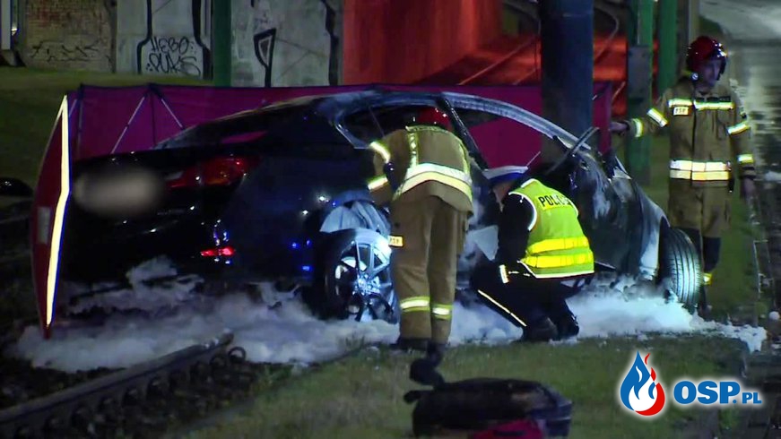Dwie osoby zginęły w płonącym samochodzie. Lexus rozbił się na słupie. OSP Ochotnicza Straż Pożarna