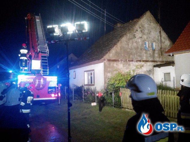 Piorun uderzył w dach domu. OSP Ochotnicza Straż Pożarna
