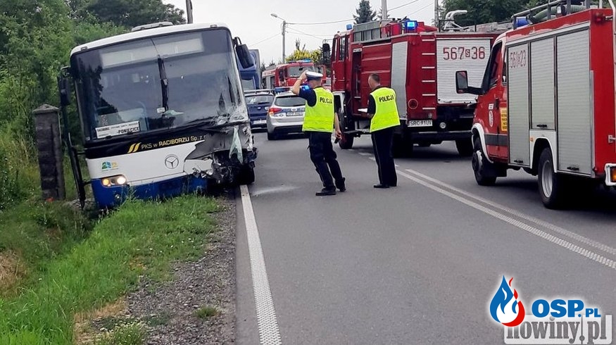 Ojciec i córka zginęli w zderzeniu auta z autobusem w Raciborzu. 7 osób rannych. OSP Ochotnicza Straż Pożarna