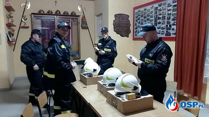 Zestaw specjalistycznych ubrań dla ratowników. OSP Ochotnicza Straż Pożarna