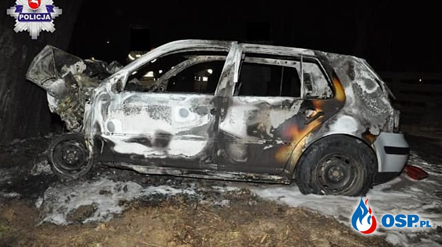 Auto spłonęło po zderzeniu z drzewem. Wewnątrz znaleziono zwłoki. OSP Ochotnicza Straż Pożarna