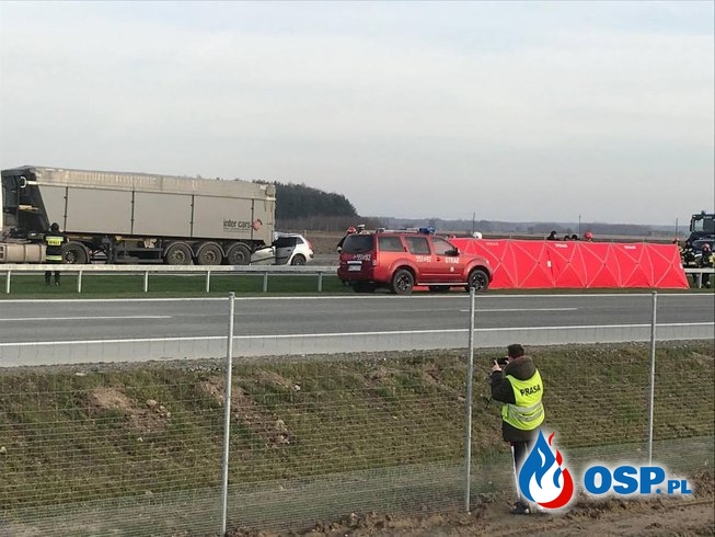 Cztery osoby zginęły w wypadku na S17. Auto wbiło się w naczepę ciężarówki. OSP Ochotnicza Straż Pożarna