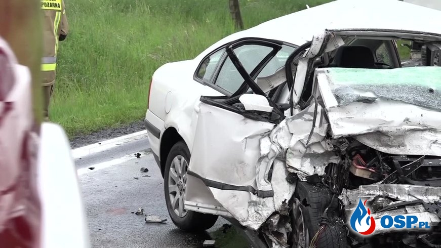 22-latek zginął w czołowym zderzeniu auta z ciężarówką OSP Ochotnicza Straż Pożarna