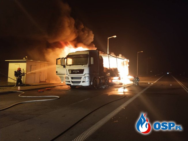 Nocny pożar ciężarówki na DK 92. Ogień objął beczki z olejem silnikowym. OSP Ochotnicza Straż Pożarna