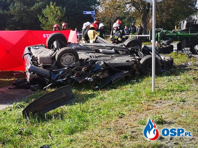 Auto zderzyło się z traktorem i dachowało. Nie żyje 19-latek. OSP Ochotnicza Straż Pożarna
