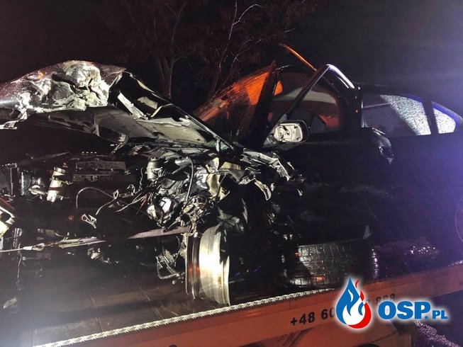 Czołowe zderzenie dwóch aut pod Opolem. Dwie osoby trafiły do szpitala. OSP Ochotnicza Straż Pożarna