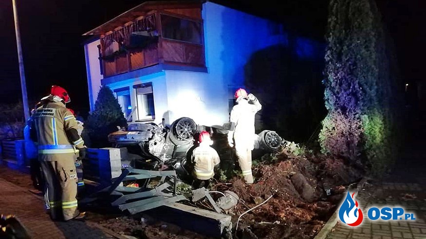 Pijany kierowca BMW staranował ogrodzenie i dachował. 23-latek miał ponad promil alkoholu. OSP Ochotnicza Straż Pożarna