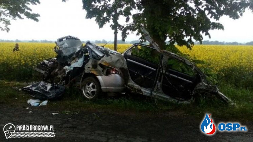 Opel roztrzaskany na drzewie w Orlej. Nie żyje 26-letni kierowca. OSP Ochotnicza Straż Pożarna