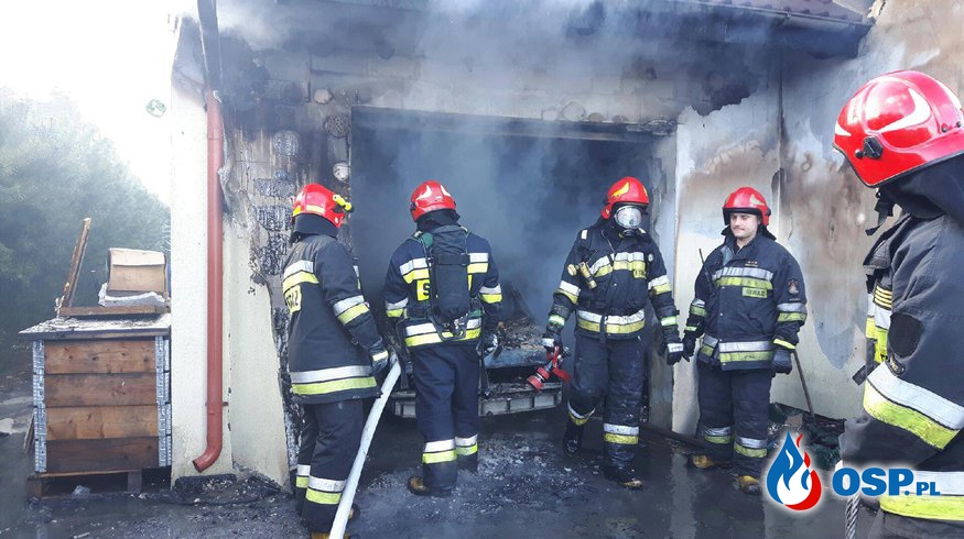 Garaż, samochód i motocykle spłonęły podczas pożaru w Dobrczu. OSP Ochotnicza Straż Pożarna