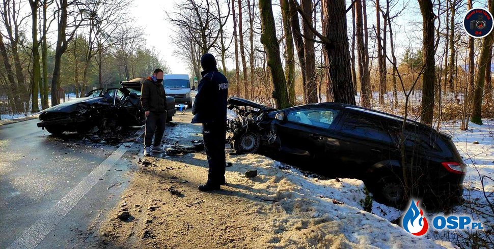 Dwie osoby ranne po czołowym zderzeniu pod Warszawą. W akcji śmigłowiec LPR. OSP Ochotnicza Straż Pożarna