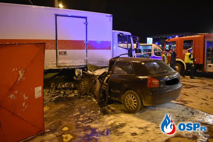 Dwie osoby zginęły po zderzeniu w Łodzi. Audi wbiło się w auto dostawcze. OSP Ochotnicza Straż Pożarna