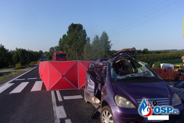Zderzenie motocykla z samochodem pod Opatowem. Dwie osoby zginęły. OSP Ochotnicza Straż Pożarna