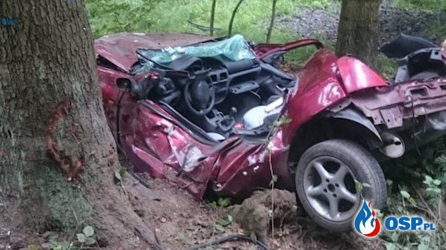 20-latek zginął w roztrzaskanym samochodzie. Przez kilka godzin nikt nie wiedział o wypadku. OSP Ochotnicza Straż Pożarna